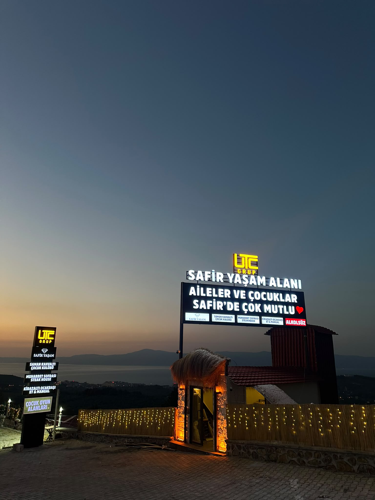 Safir Yaşam Alanı girişi, akşam ışıkları