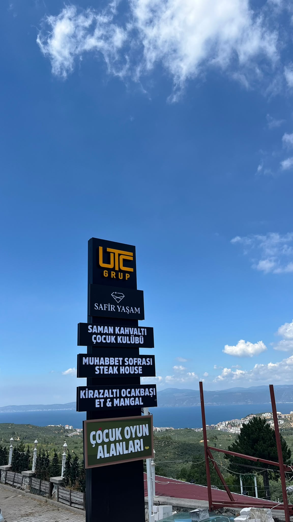 UTC Grup ve Safir yön tabelası, deniz manzarası